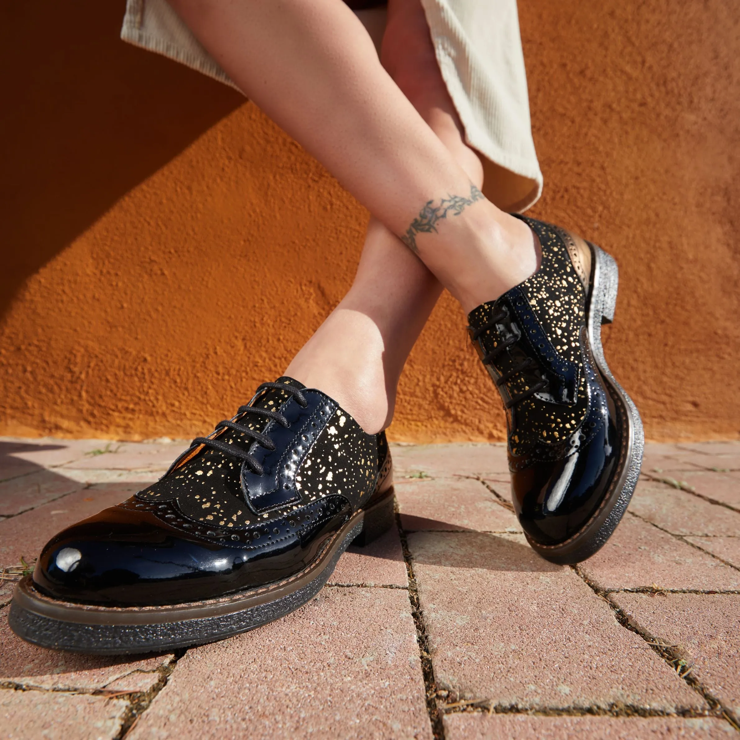 The Artist - Black & Gold - Women's derby shoe in golden paint drops on black leather